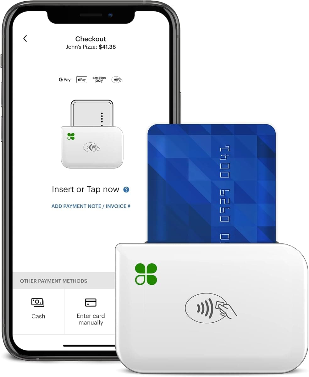 Lector de tarjetas móvil Clover Go conectado a un teléfono inteligente